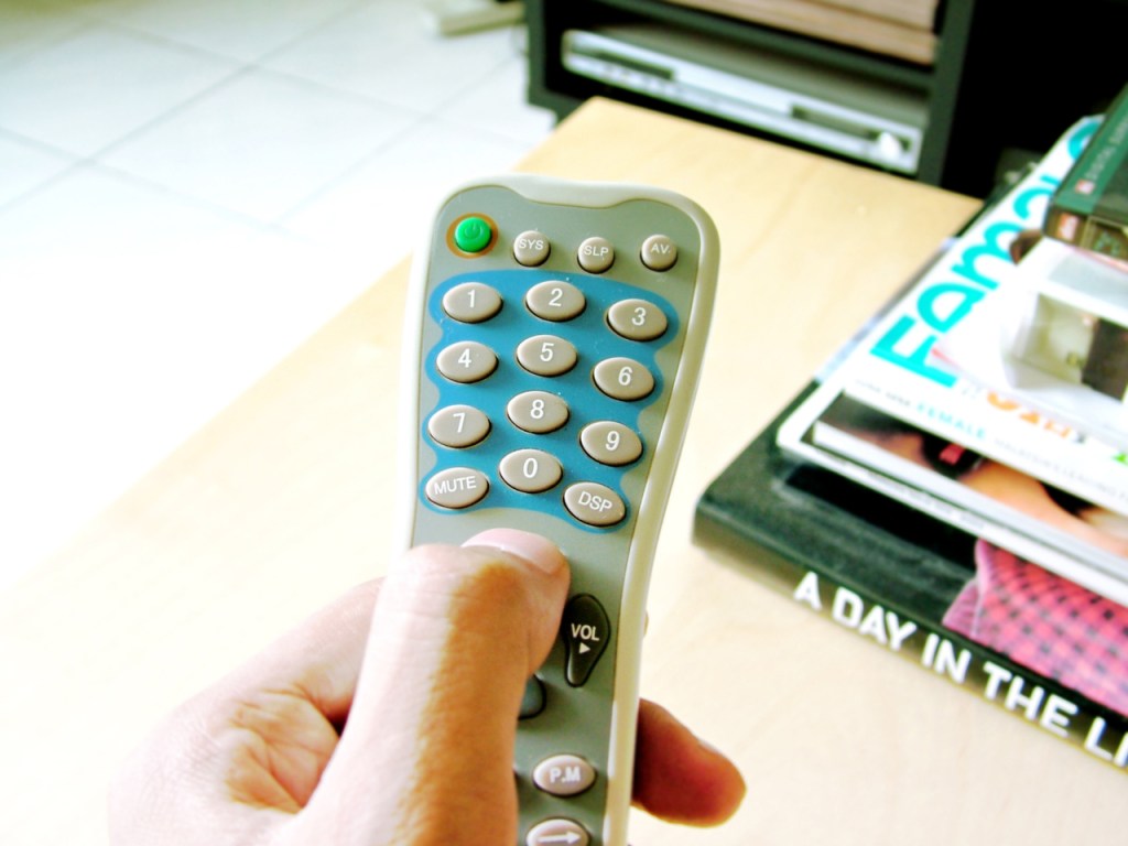 A opção por assistir TV é devida à solidão ou ao sentimento de segurança em&nbsp;casa?