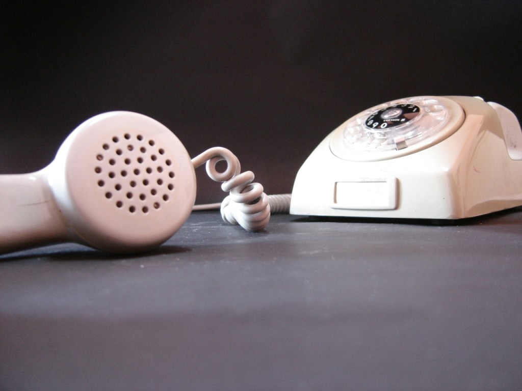 O modo como atualmente usamos o telefone celular caracteriza-se como meio ou barreira de&nbsp;comunicação?