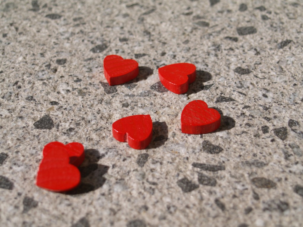 Que emoções estão associadas ao lugar da moradia para que seja uma referência na vida de um&nbsp;idoso?