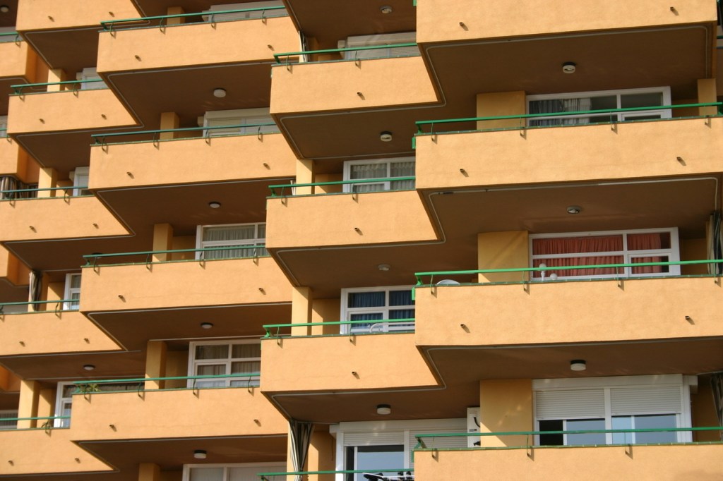 Projetos arquitetônicos que privilegiem sacadas e espaços externos podem facilitar o relacionamento social de&nbsp;idosos?