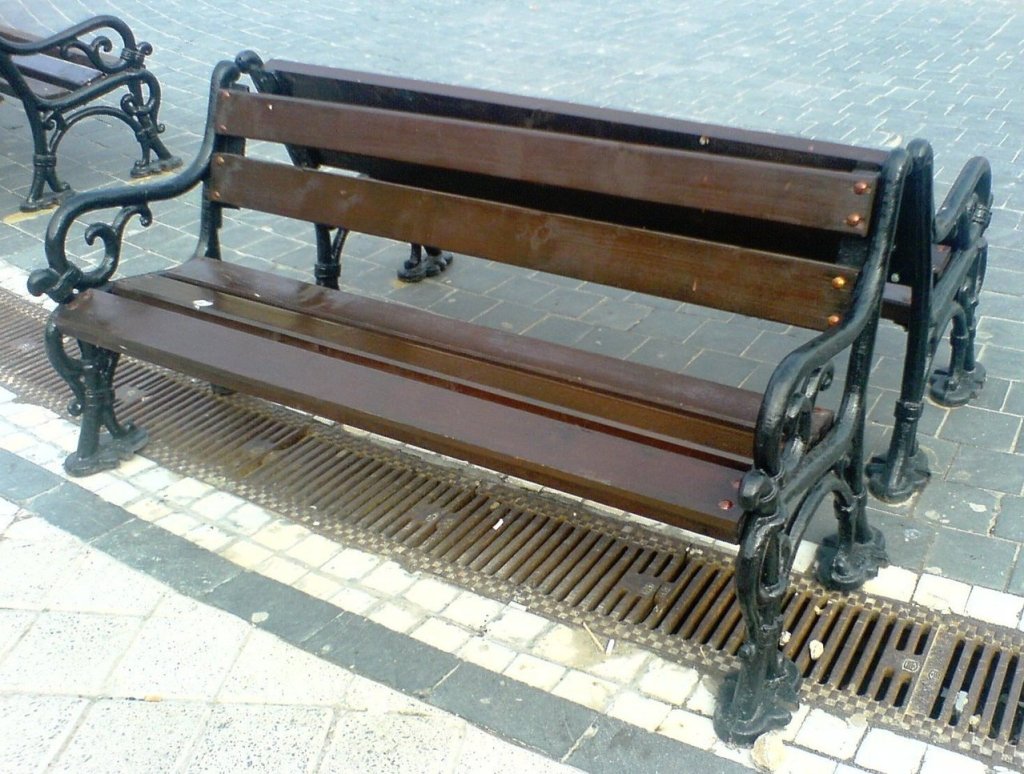 Os bancos instalados em praças e calçadas são úteis para estimular a caminhabilidade ou sugerem outros usos?