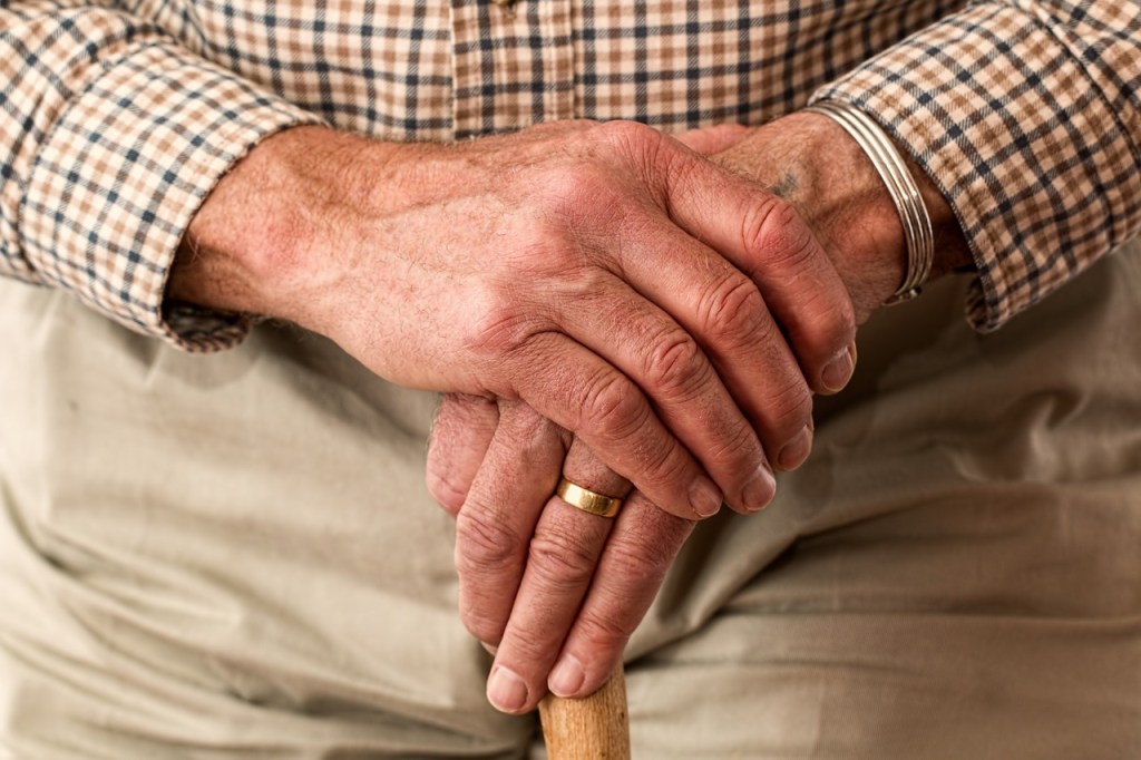 Que dimensões devem ser observadas para que haja uma boa relação entre idosos institucionalizados e auxiliares do cuidado?