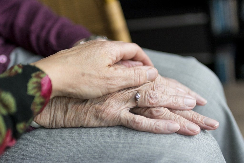 Como evitar os impactos que podem acometer idosos que se percebem&nbsp;sós?