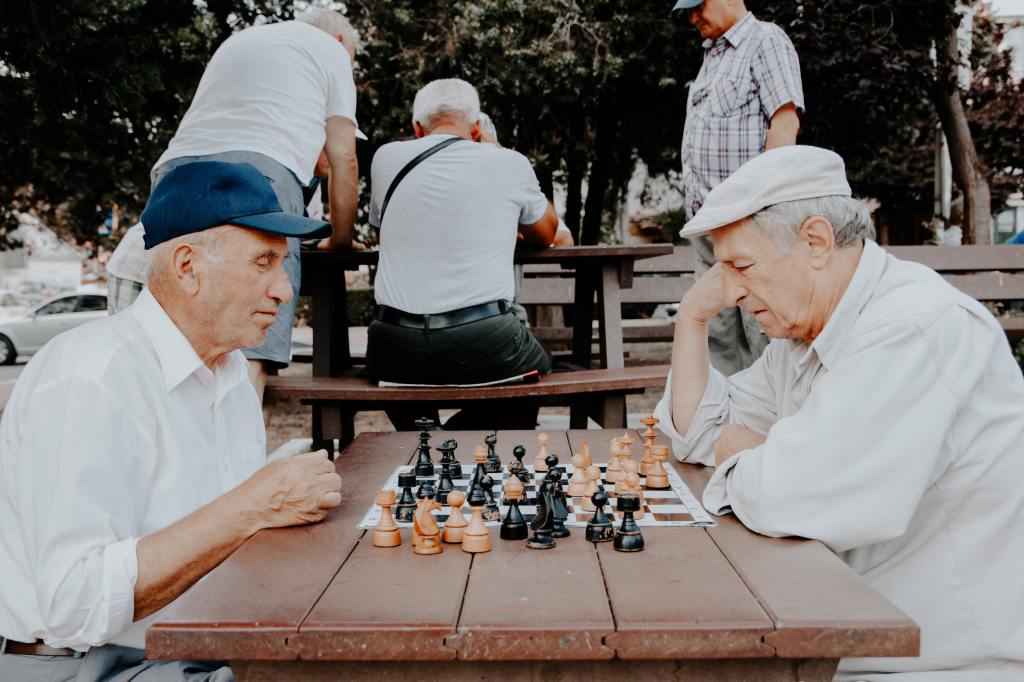 Em que medida as moradias destinadas a pessoas idosas oferecem condições para a manutenção de seus hábitos? 