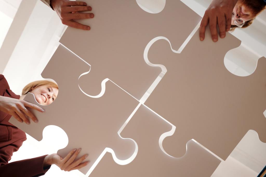 Qual a importância das equipes multidisciplinares no planejamento e gestão de casos para pessoas&nbsp;idosas?