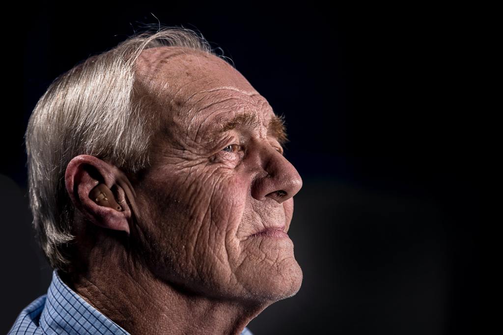 O que fazer quando os familiares percebem que a pessoa idosa se sente só?