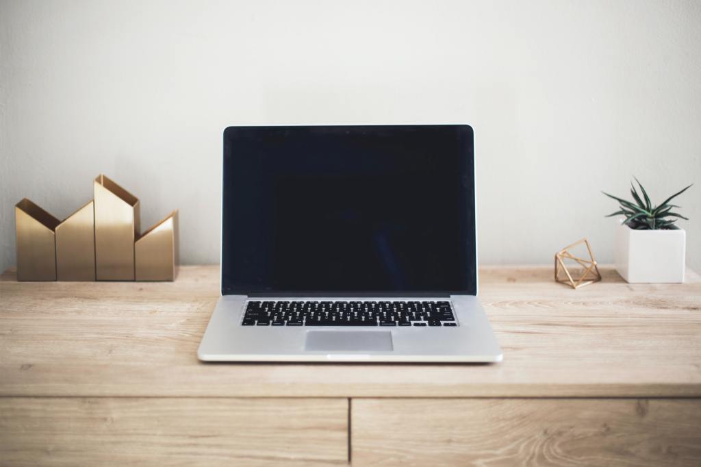 Qual a importância de organizar espaços de trabalho em casa?